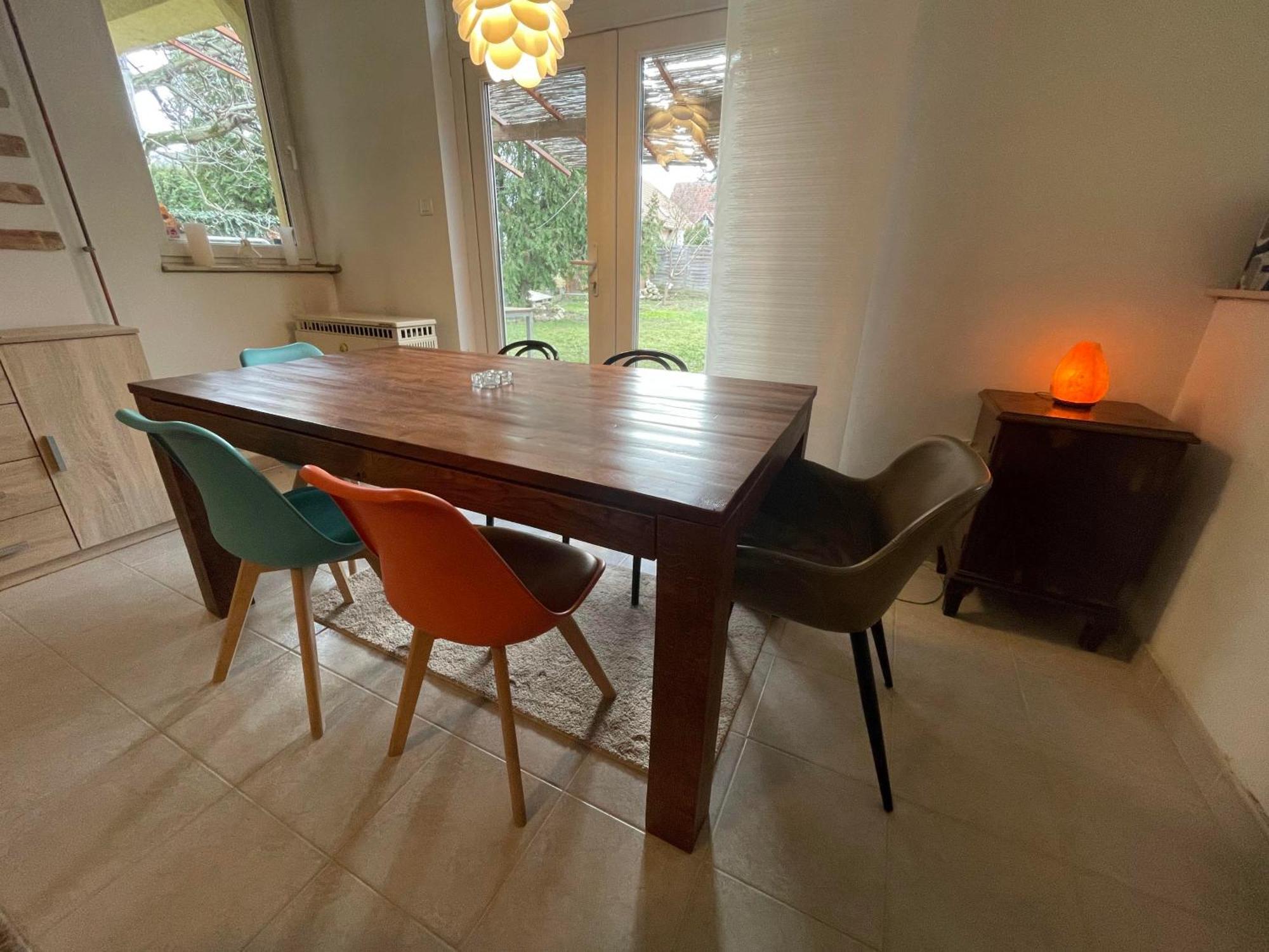 Vila 4 Guests: River & Garden Charm